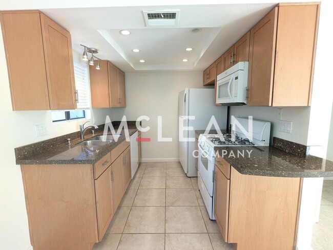 Primary Photo - Beautiful 1-Bedroom Condo at Canyon Countr...