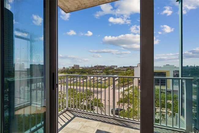 Building Photo - 777 N Ashley Dr