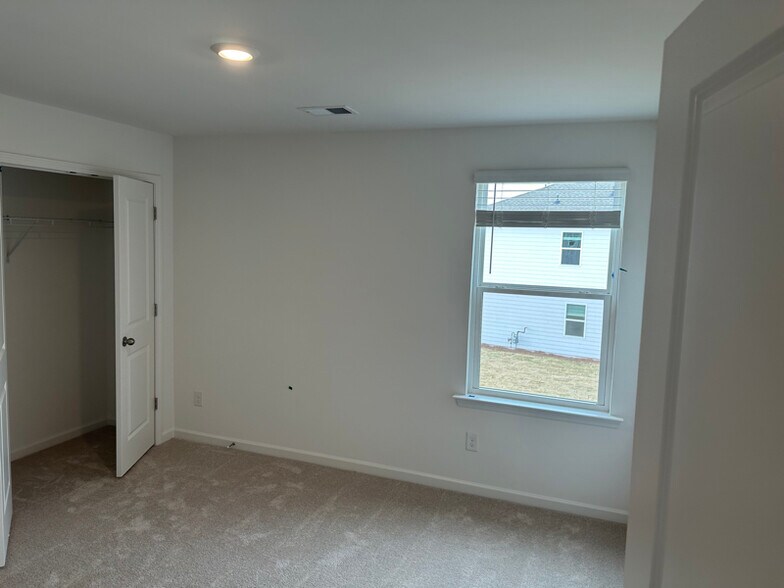 Building Photo - 1112 Holland Dr