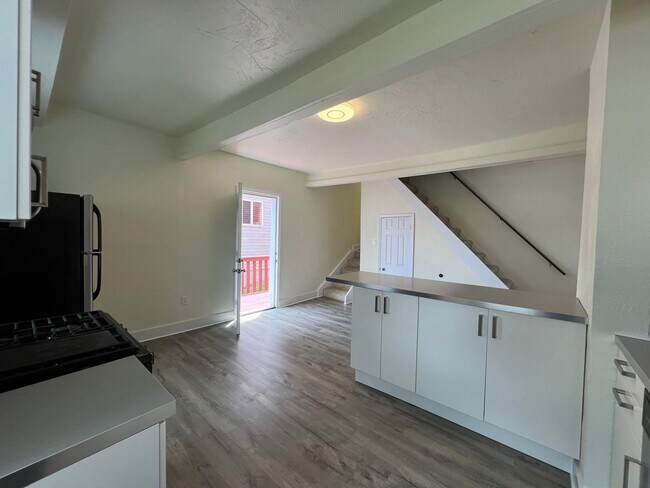 Building Photo - Updated 1BR 1 Bath house with office now available!