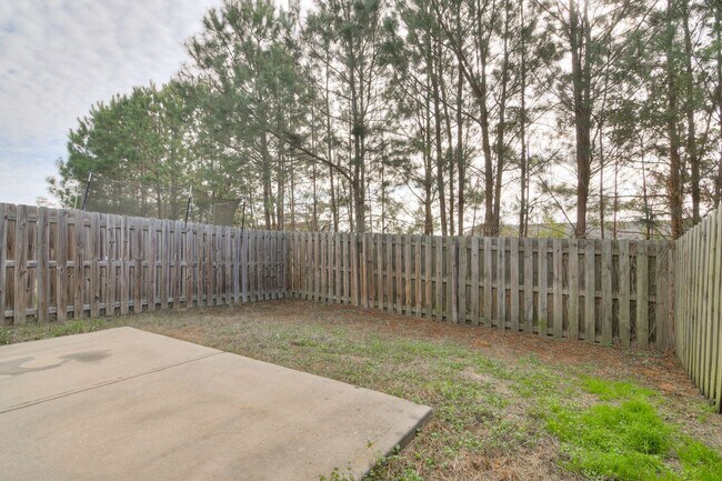 Building Photo - 3 Bedroom 2.5 Bath Townhouse