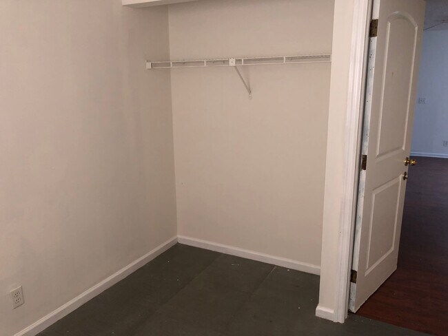 Building Photo - 2 bed 1 bath