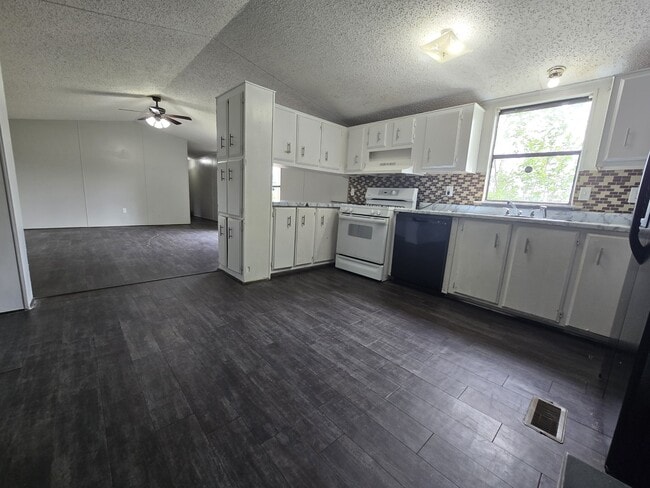 Building Photo - 1449 Beach Airport Rd