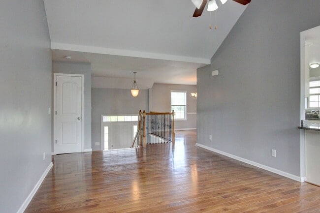 Building Photo - Sweet Splitlevel with Awesome Basement Area