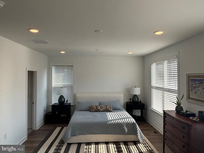 Building Photo - 5030 Longmire Wy