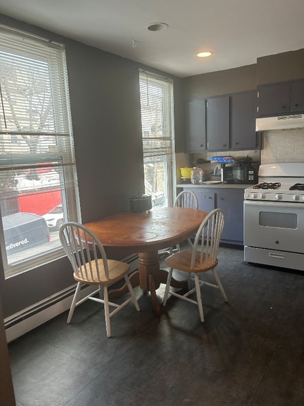 Building Photo - 21 Linden St