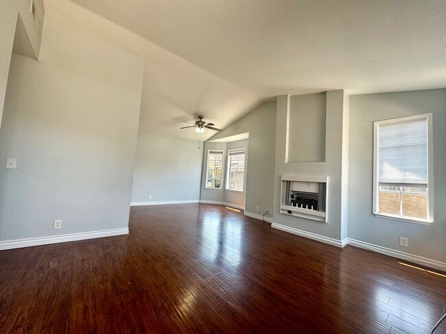 Building Photo - 2 Bed, 2 Bath Upper End Unit in Beautiful ...