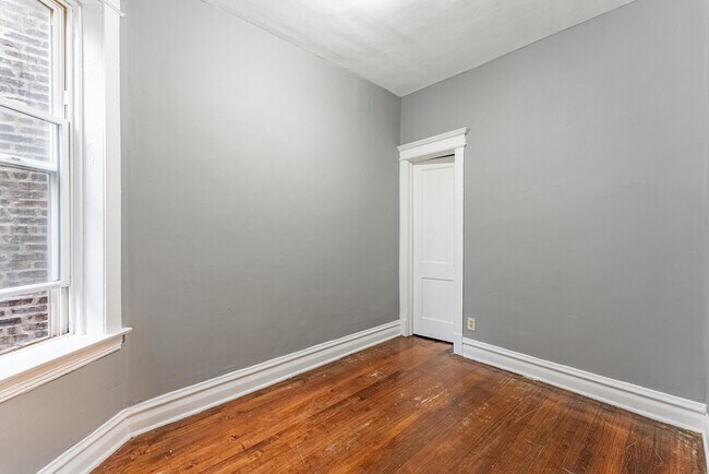 Building Photo - 1426 S Avers Ave