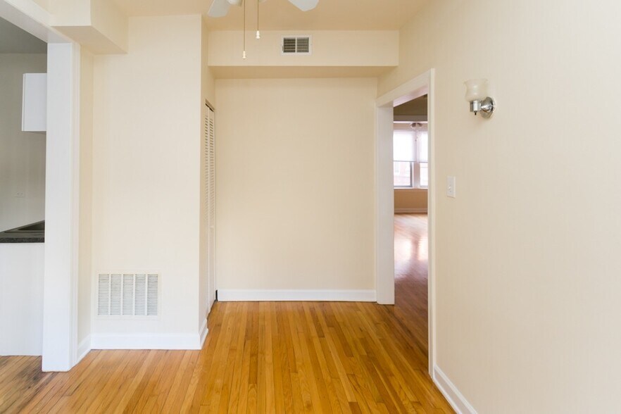 Building Photo - 559 W Aldine Ave