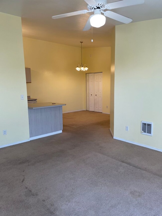 Building Photo - 3 bedroom, 2 bath on College Hill!