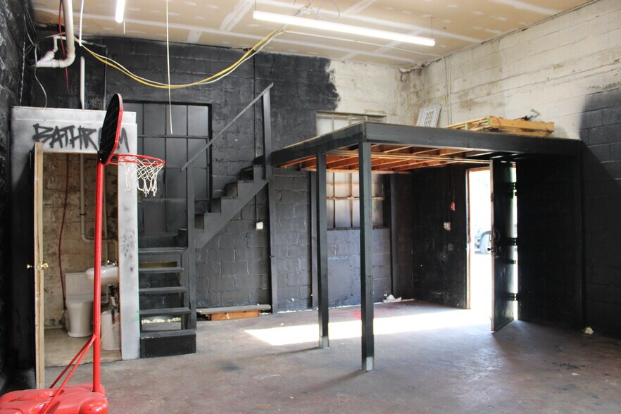 Building Photo - 4 W Cecil Ave