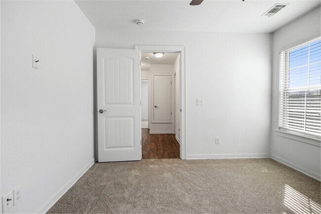 Building Photo - 12459 Bethel Oaks Dr