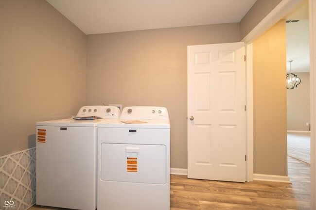 Building Photo - 7062 English Oak Dr