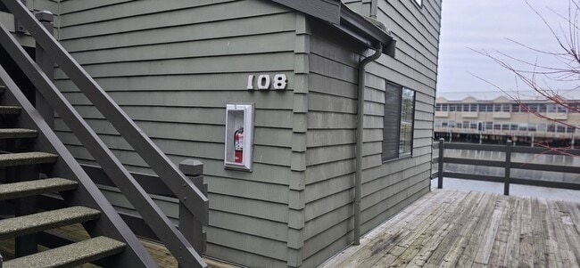 Building Photo - 7 Lake Bellevue Dr