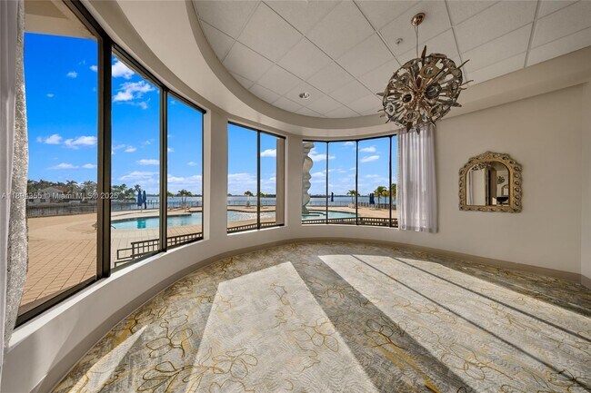 Building Photo - 1800 NE 114th St