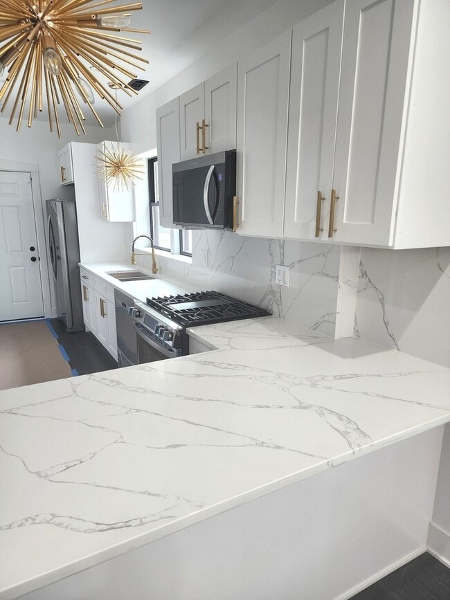 Building Photo - 243 W Swann St