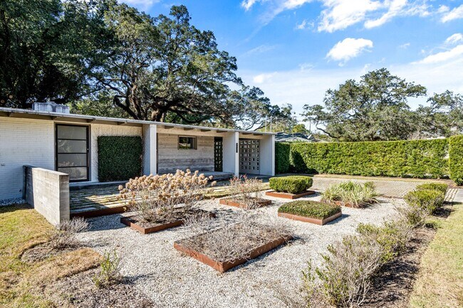 Building Photo - 2/2 with carport - fenced backyard