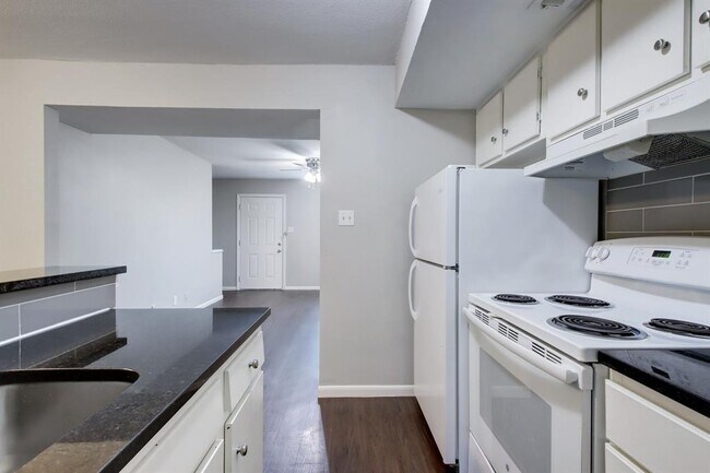 Building Photo - 303 W 40th St