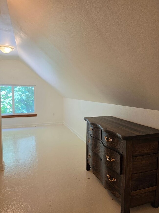 Building Photo - Loft Style Cottage in Indianola