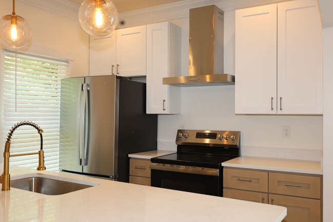 Building Photo - 3 Bedroom Single Family Home (Newly Renova...