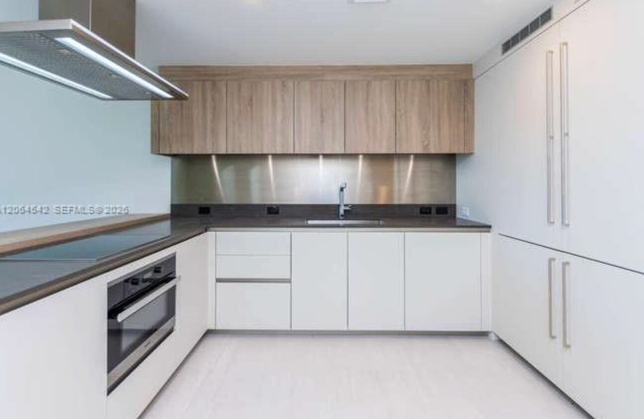 Building Photo - 1000 Brickell Plz