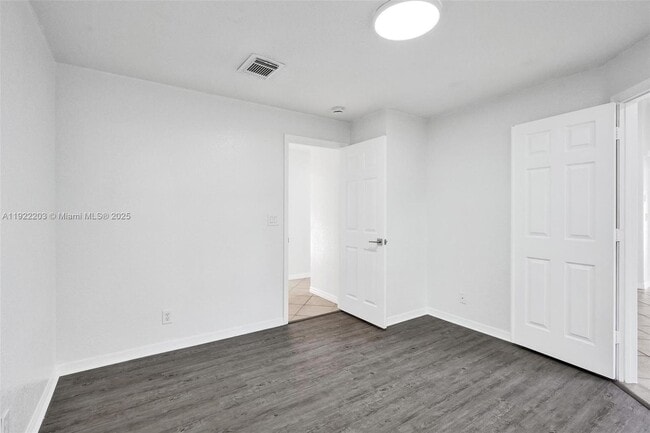 Building Photo - 6305 Willoughby Cir