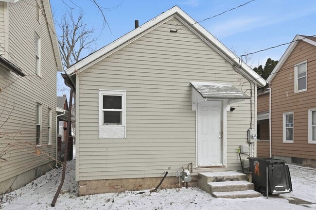 Building Photo - Freshly Renovated 3-Bedroom House - MOVE IN SPECIAL