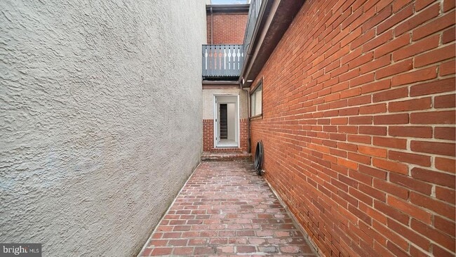 Building Photo - 512 S 4th St