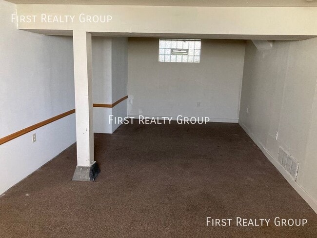 Building Photo - 909 Iola Ave