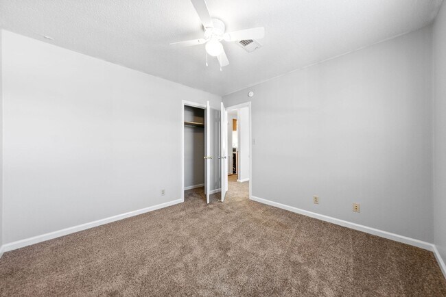 Building Photo - Cozy Two Bedroom Apartment