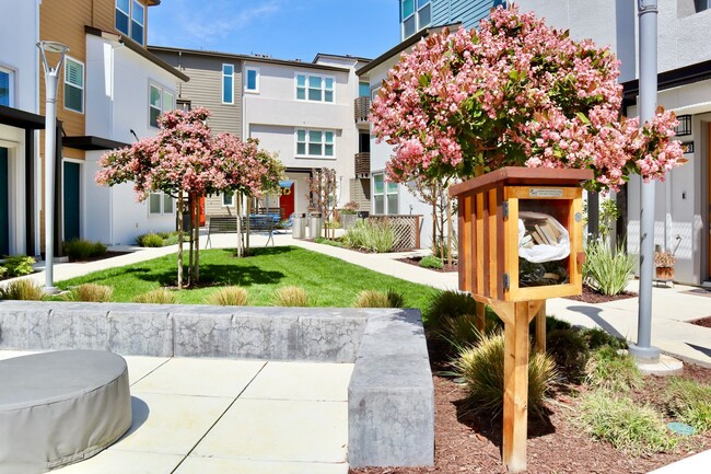 Building Photo - Gorgeous 3-story Townhome Available for Re...