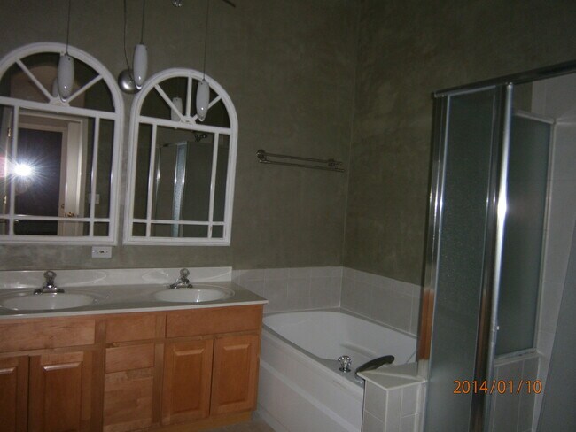 Building Photo - 431 Nelson Dr