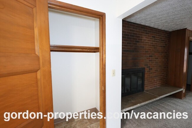 Building Photo - SE Cedar Ave - Single level 2 bedroom unit in duplex