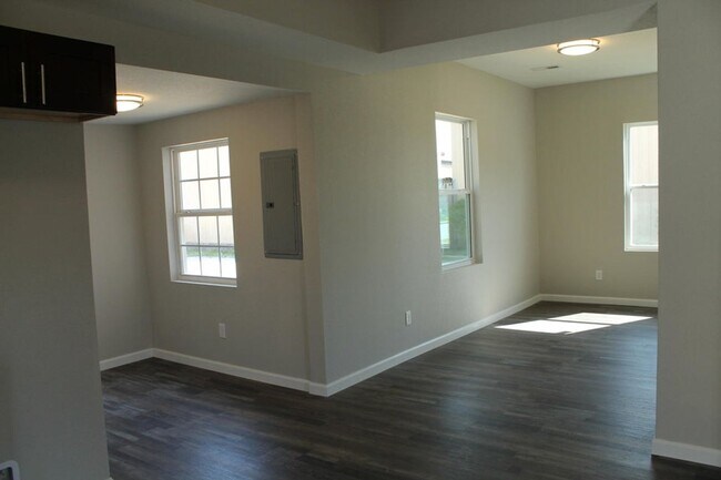 Building Photo - Modern Elegance Meets Comfort – Fully Remodeled 4BR/2BA Dream Home!