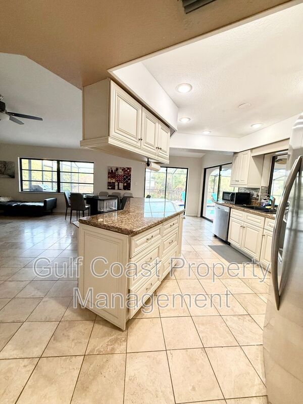 Building Photo - 2436 Abscott St