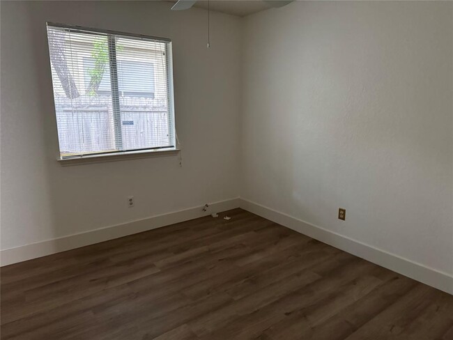 Building Photo - 709 Shade Tree Dr