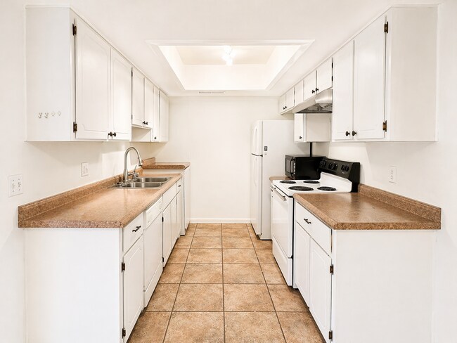 Building Photo - Green and Lush community, centrally located