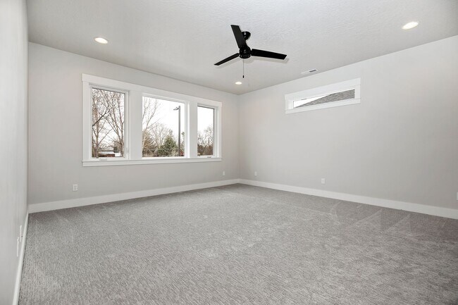 Building Photo - Luxury 5 Bed, 3 Bath home with over 3,000 sq. ft.