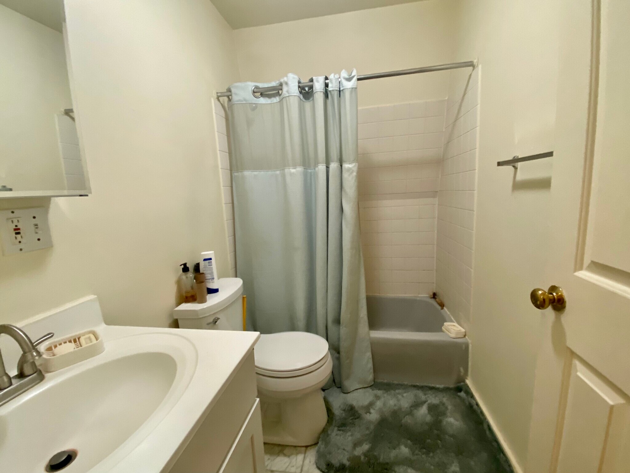 Building Photo - 743 Parker St