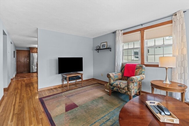Building Photo - 182 Safford St