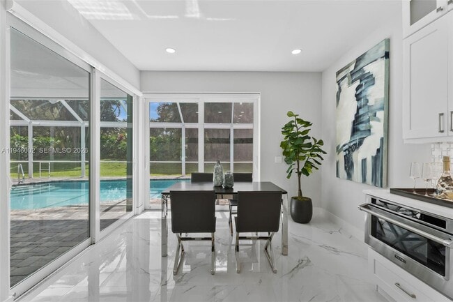 Building Photo - 17 Surrey Rd