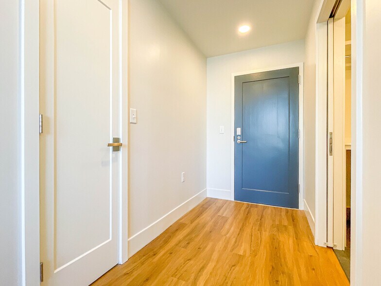 Building Photo - 5 India St