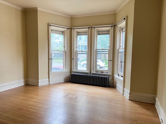Building Photo - Adorable One Bedroom Upper in Heritage Hil...