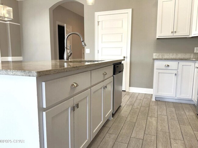 Building Photo - 4 bed 2.5 bath with Garage
