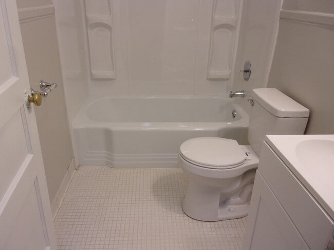 Building Photo - Renovated 2 Bedroom 1 1/2 Bath Townhome - ...