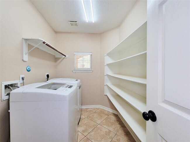 Building Photo - 21123 Amber Crossing Dr