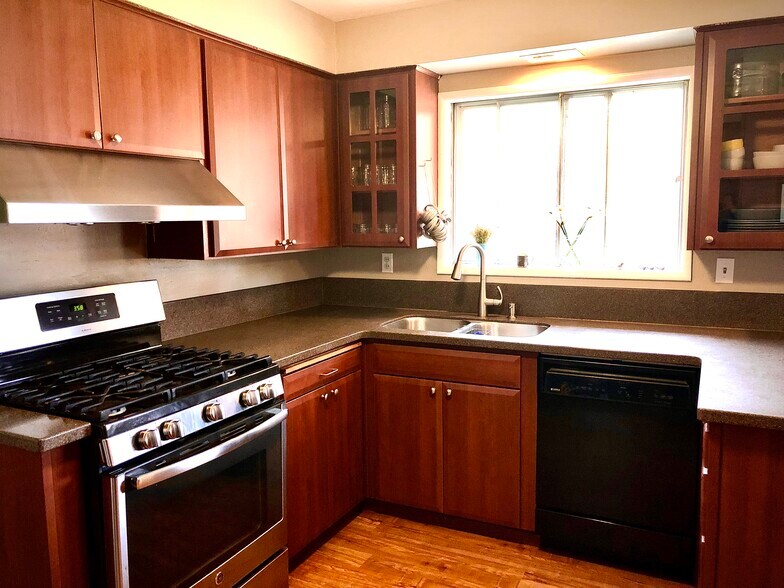 Kitchen - gas range - 5252 NE 49th Ave