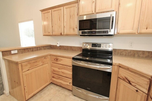 Building Photo - Spacious Craftsman Style Home
