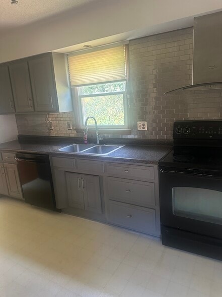 Building Photo - 2839 Sterling Park Dr