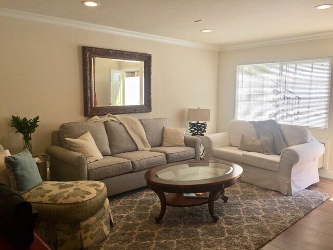 Building Photo - Luxury One Bedroom Apartment in La Jolla Village! Shared Garage Parking! AC! Washer & Dryer!